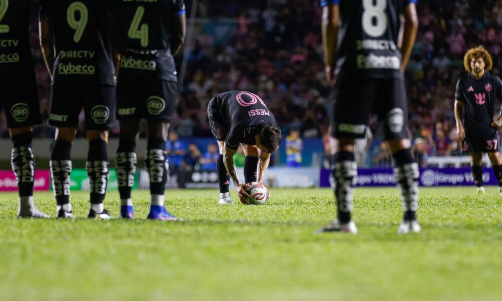 Lionel messi skončil po incidente s fanúšikom na zemi. zasahovala ochranka