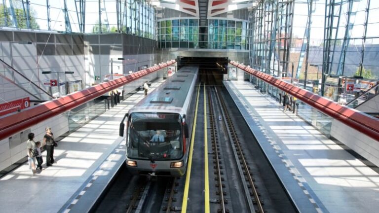 Ochromené pražské metro: celá linka c desítky minut stála, v akci byly záchranné složky