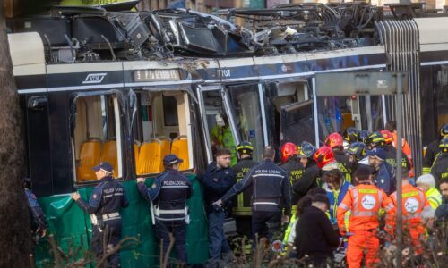 V Miláne sa vykoľajila električka. Jeden človek zomrel, ďalších 40 ľudí sa zranilo