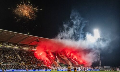 Slavia si pevne drží svoje miesto na čele tabuľky. Nezastavil ju ani mestský rival