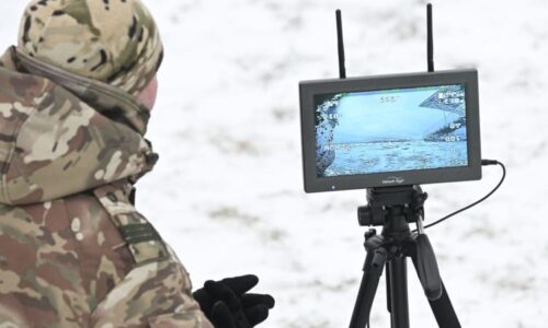 Místo tanků jen koně a stará auta. Ukrajinský dron odhalil bizarní ruský úkryt