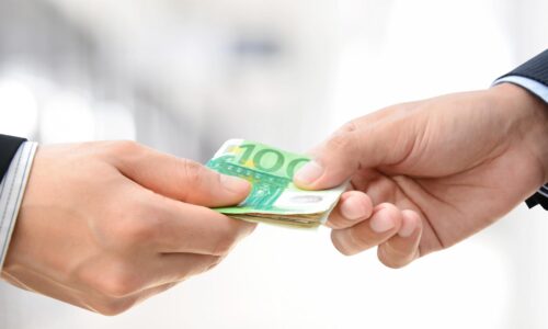 Hotovosť nie je zakázaná, no pri rizikových platbách môže nasledovať sankcia až do 150 tisíc