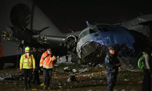 Zřítilo se letadlo s penězi, 20 mrtvých. Bolivijská policie musela rozhánět „lovce bankovek“