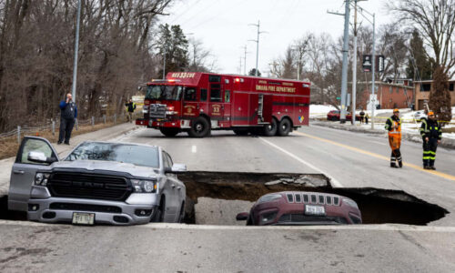 Na semaforech se propadla zem. Do kráteru v Omaze se zřítila auta i s řidiči, ukazují záběry