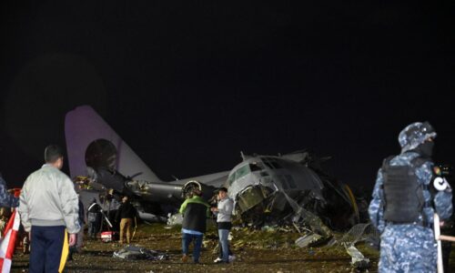 Pri havárii lietadla v Bolívii zahynulo najmenej 15 ľudí. Prepravovalo nové bankovky, peniaze lietali vzduchom