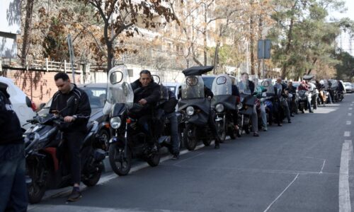 V Teheráne po útokoch zavládla panika, v krajine vypli internet. Na pumpách sa tvoria dlhé rady