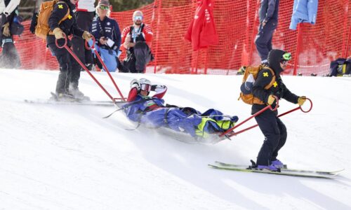 Obavy o bronzovú medailistku po drsnom páde. z trate ju odviezli na saniach