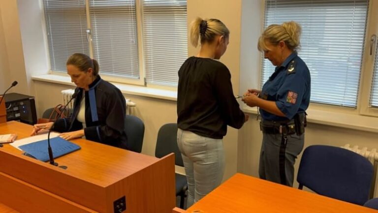 Michaela otrávila manželovi pivo i svíčkovou. když přežil, pobodala ho před zraky své dcery