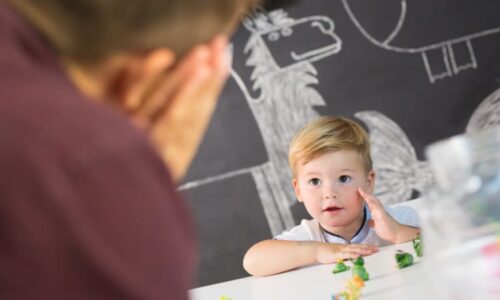 Šlapala po batolatech a bila je. Týrání na Floridě zachytily kamery, vychovatelka je v poutech