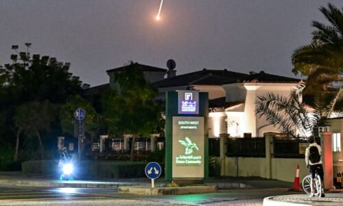 Češi v Dubaji se ukrývají i v garážích. Po výbuších nebe zahalil oblak, popisují z místa