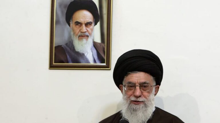 Vraždil vlastní lid a toužil po atomové bombě. kdo byl chameneí, který 35 let ovládal írán?