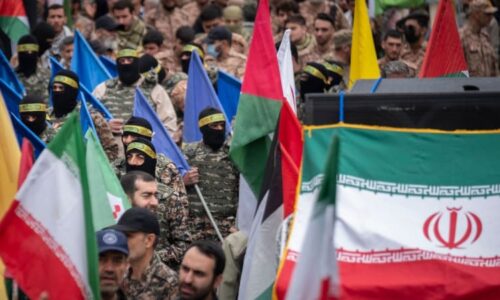 Vraždy dětí, vymyté mozky a miliardy v kapse. Co jsou zač Íránské gardy, které terorizují svět?