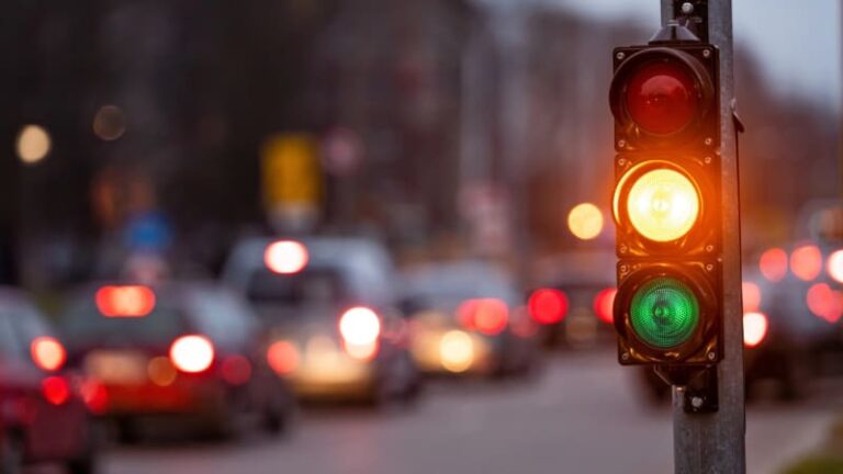 Smrtelná nehoda na křižovatce v třebíči: auto srazilo chodkyni, žena svým zraněním podlehla