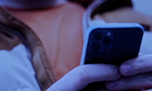 Kyberšikana v Česku? Problém přiživuje zbrklé chování rodičů i neochota mluvit, míní experti