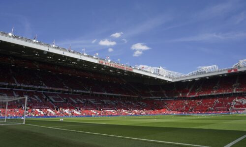 Prišiel z manchestru city. teraz je z neho muž, ktorý nemilosrdne stína hlavy na trafforde