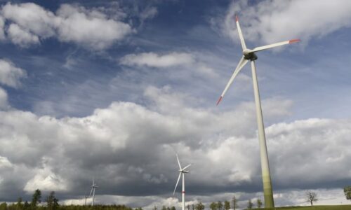 Boj o větrníky v Česku: Turek varuje před „obry“ za domem, experti mluví o nepochopení fyziky