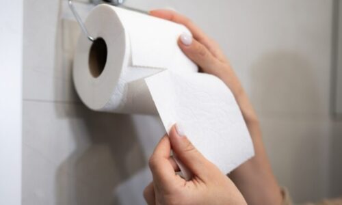 Stačí urobiť jednu vec s toaletným papierom hneď v obchode and zistíte pravdu, ktorú vám letáky nepovedia: Vaše domáce zásoby vydržia dvakrát dlhšie!