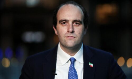 Syn posledného iránskeho šacha sa ponúka za vodcu krajiny v prechodnom období