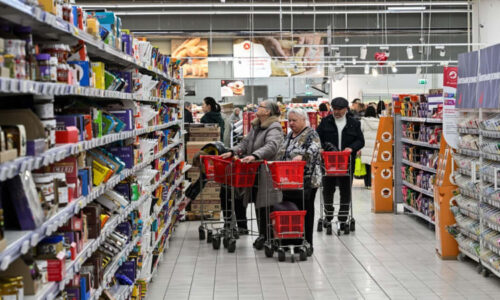 Ceny nejen potravin letí v Rusku vzhůru. Okurka stojí 120 korun, řádně zdražila i kremace