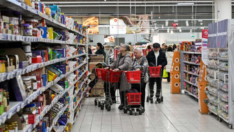 Ceny nejen potravin letí v rusku vzhůru. okurka stojí 120 korun, řádně zdražila i kremace