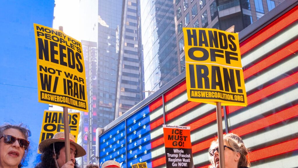 Eskalácia okolo iránu už priamo ovplyvňuje volebnú dynamiku v usa