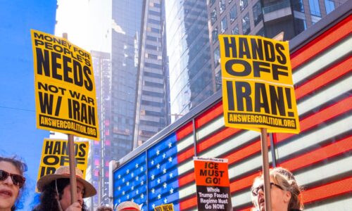 Eskalácia okolo Iránu už priamo ovplyvňuje volebnú dynamiku v USA