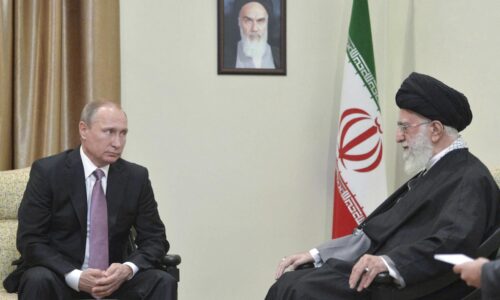 Putin odsúdil „cynickú vraždu“ Chameneího a jeho rodiny