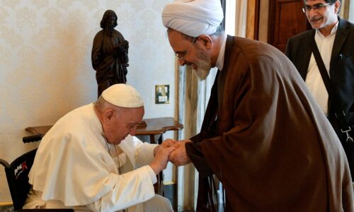 Irán dočasne vedie vládnuca rada, jej členmi sú Pezeškiján, Ežeí a Aráfí