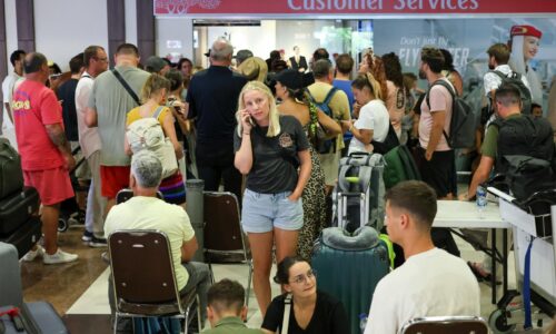 Letecký chaos po útokoch na Irán. Tisíce zrušených letov, ochromený Dubaj aj Dauha