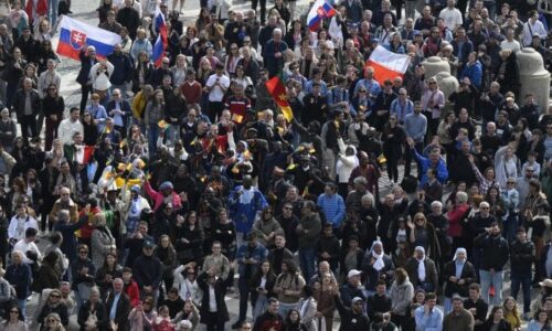 Irán, pápež: Mier sa nebuduje hrozbami ani zbraňami