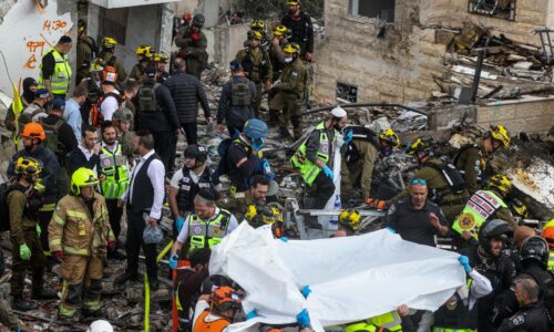 V Iráne začala pracovať vládnuca rada, nástupcu Chameneího chcú do pár dní