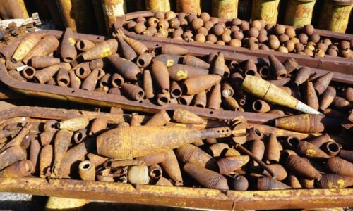 Americké bomby v Laosu zabíjí i po půl století. Místní z nich vyrábí šperky nebo jídelní hůlky