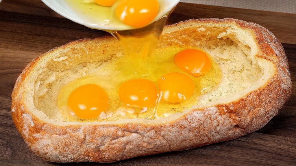 Gießen sie einfach die eier auf das brot und das ergebnis wird erstaunlich sein! einfach und lecker!