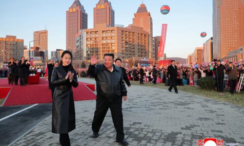 Bláznivý nový svet pyšnému Kimovi hrá do kariet. Jeho pozícia je silnejšia ako kedykoľvek predtým