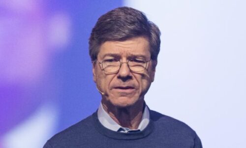 Jeffrey Sachs: Európa potvrdila nedostatok nezávislosti v reakcii na útoky na Irán