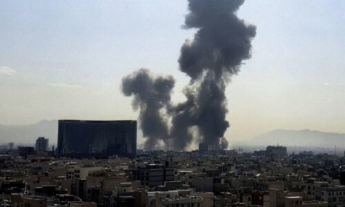 Ochromený Írán hledá vůdce. Ve hře je Trumpův tajný favorit i řada radikálů, zemi hrozí rozpad