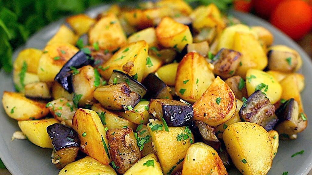Kartoffeln mit auberginen in einer pfanne. ein einfaches und köstliches abendessen!