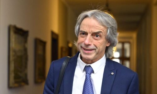 Bém: Zákazem mobilů to nekončí. Regulovat musíme reklamu na hazard, alkohol i energy drinky