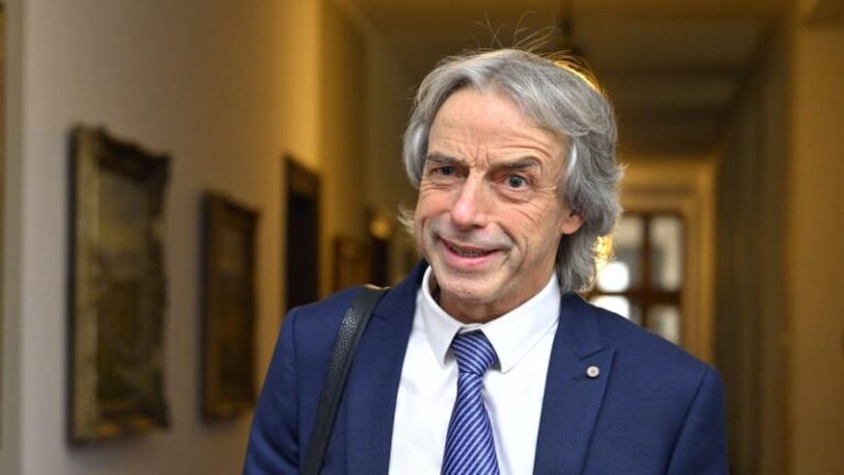 Bém: zákazem mobilů to nekončí. regulovat musíme reklamu na hazard, alkohol i energy drinky