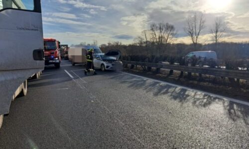Hromadná nehoda na D6: Srazilo se sedm aut. Dálnice stojí, zasahují hasiči a policie