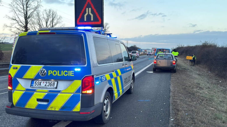 Vážná nehoda zablokovala další dálnici: hasiči varují před mlhou a námrazou