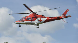 Pri nehode štvorkolky v dolnej porube sa zranili dvaja muži. lekára k ranenému vysadili z vrtuľníka na lane