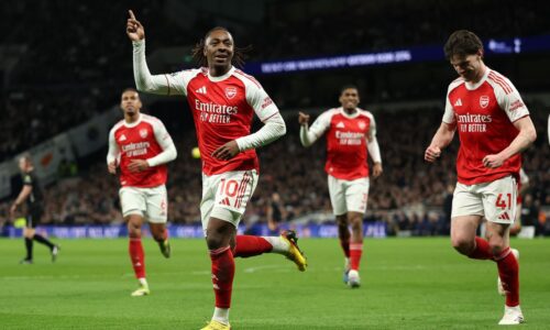 Arsenal ničí súperov zbraňou, na ktorú nikto nepozná recept. v mestskom derby písal históriu