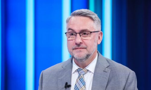 Reakce na Írán? Policistů s dlouhými zbraněmi a ochranou v ulicích přibude, avizoval Metnar