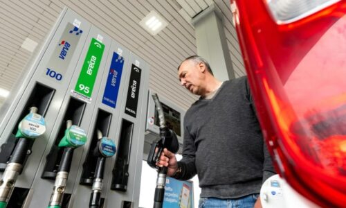 Litr benzinu může být až za 50 korun, varuje Kovanda. Řekl, kdy ke zdražení paliv dojde