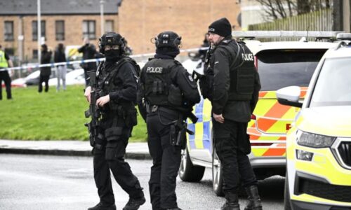 Krvavý útok v Edinburghu: Agresor pobodal několik lidí, na místě zasahuje policie