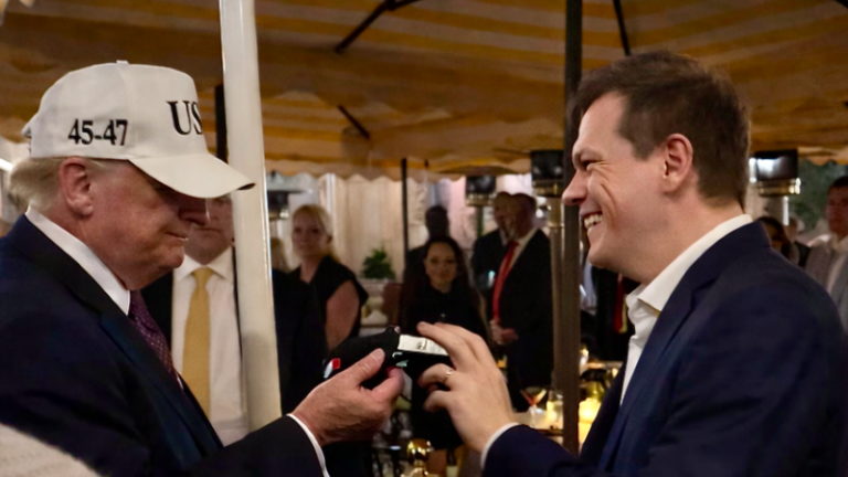 Čech u trumpa v íránský den d: prolomily se ledy, říká. prezidentovi dal dar a ukázal fotku