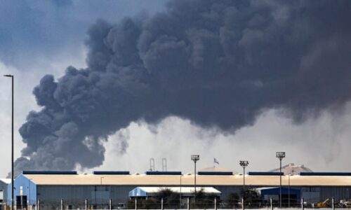 Dubaj se proměnila v město strachu. Lidé prchali s čivavami v drahých autech, píše Politico