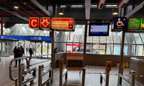 Tragická srážka na Hlavním nádraží: Člověk skočil pod metro, linka C částečně stojí