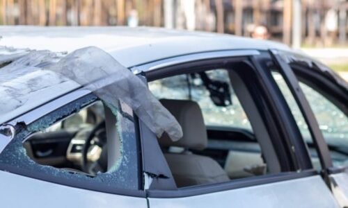 Smrtelná nehoda u Prahy: Osamocený řidič zůstal zaklíněný, auto v příkopě nalezli ráno